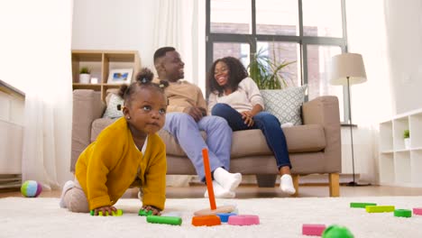 afrikanische-Baby-Mädchen-spielen-mit-Spielzeug-Blöcke-zu-Hause