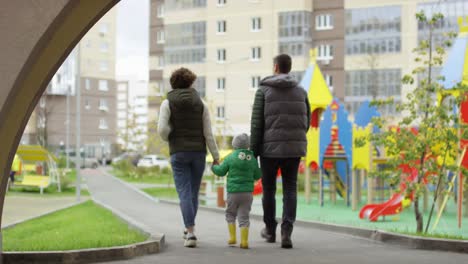 Los-padres-jóvenes-y-el-hijo-regresan-de-Outdoor-Walk