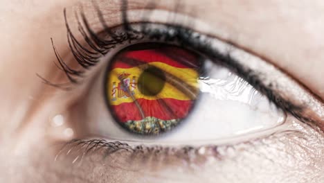 Frau-grünes-Auge-in-Nahaufnahme-mit-der-Flagge-von-Spanien-in-Iris-mit-Windbewegung.-Videokonzept