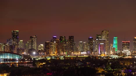 Lapso-de-tiempo-del-horizonte-de-Miami-Florida-disparado-desde-Miami-Beach