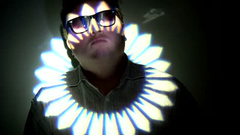 Porträt-eines-fetten-Mannes-im-bunten-Scheinwerferlicht