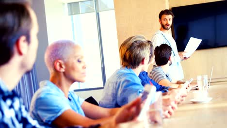 Mann,-die-Präsentation-zu-seinen-Kollegen-im-Konferenzraum