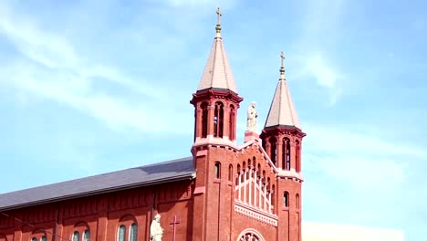 Kamera-schwenkt-auf-alt-katholischen-Eintritt-Kathedrale-als-Hochzeitsfeier-in-Stadt