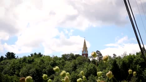 Am-Nachmittag-Timelapse-der-Kirche-mit-dem-Glockenturm-in-vorstädtischen-Amerika