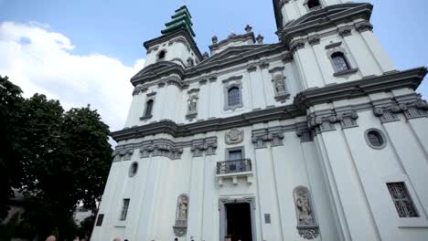 Wände-und-die-Decke-der-Kirche-sind-mit-Symbolen-bemalt.