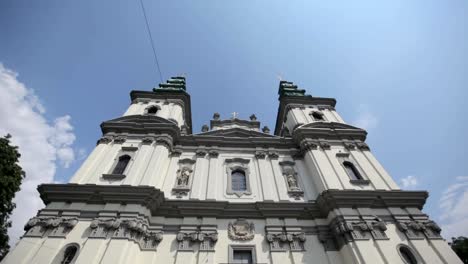 Wände-und-die-Decke-der-Kirche-sind-mit-Symbolen-bemalt.