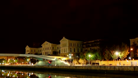 Nachtansicht-der-wichtigsten-Gebäude-der-Universität-von-Deusto-in-Bilbao,-Spanien,-Zeitraffer