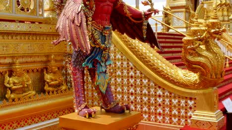 roten-Garuda-Skulptur-vor-dem-Royal-Scheiterhaufen-für-König-Bhumibol-Adulyadej