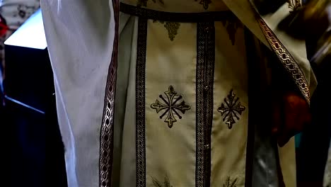 Nahaufnahme-eines-Priesters-schwingen-die-Thurman-in-einer-orthodoxen-Kirche,-Slow-motion