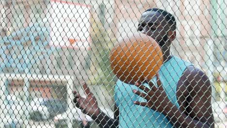 Hombre-negro-encarcelado-lanzar-bola-bajo-supervisión,-deportes-en-la-cárcel,-entrenamiento