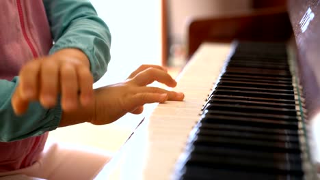 little-girl-learns-to-play-the-piano