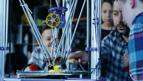 Lehrer-mit-Kindern-erkunden-3D-Druck