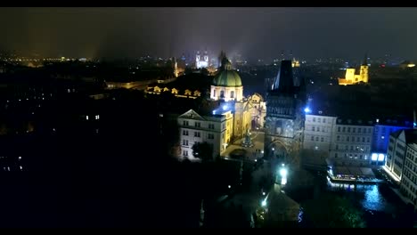 Noche-panorama-de-Praga,-panorámica-vista-desde-el-aire-a-Cathedral-de-Vitus-en-Praga,-luces-de-la-ciudad-de-noche,-Praga