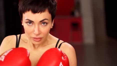 Chica-boxeador-entrena-en-guantes-rojo