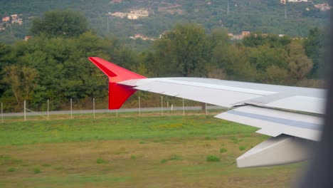 Flügel-des-stehenden-Flugzeuge-auf-dem-Boden-auf-dem-Laufsteg