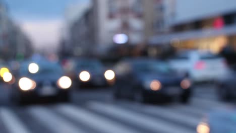 Luz-en-la-noche-del-coche-del-bokeh.-Fuera-de-foco-de-semáforos.