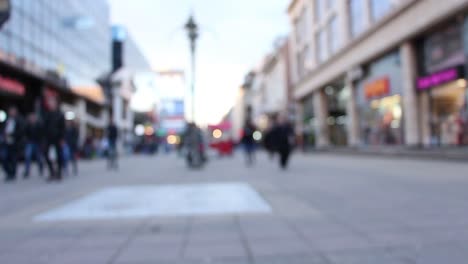 unscharfen-Hintergrund-unscharf-gestellt-Menschen-gehen-auf-der-Straße