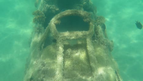 Unterwasser:-Sommer-Sonnenstrahlen-glänzen-auf-Cockpit-des-zerstörten-Militärflugzeug.