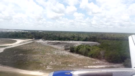 Avión-aterrizando-Aeropuerto-de-Cancún-México-abril-de-2018