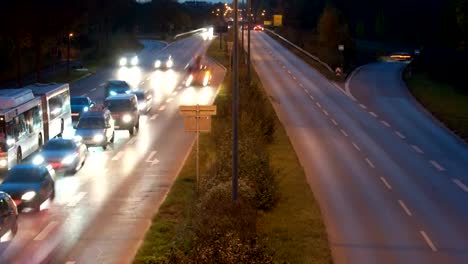 Zeitraffer-des-Autos-fahren-in-der-Nacht-auf-der-Straße-in-der-Stadt-Augsburg