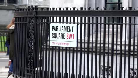 Parliament-Square-es-una-plaza-en-el-extremo-noroeste-del-Palacio-de-Westminster-en-Londres