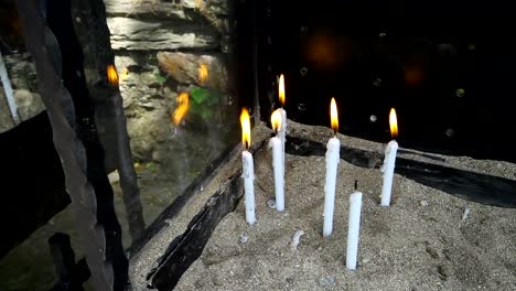 velas-en-casa-de-la-Virgen-María-en-Turquía