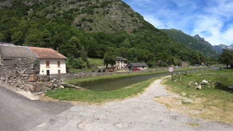 Cruz-de-Jesús-frente-a-las-montañas-de-Pirineos,-Francia