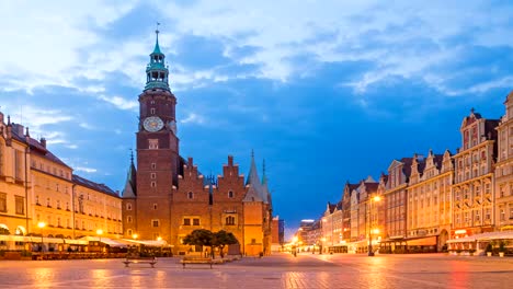 Clock-Tower-und-Hauptplatz-in-Breslau.-Zeitraffer