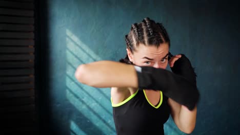 schöne-junge-beweglichen-Boxen-Frau-training-im-Fitness-Studio-Stanzen