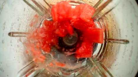 Zerkleinerung-von-Wassermelone-in-den-Mixer-geben.-Slow-Motion.