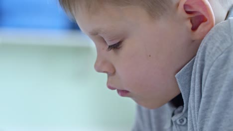 Niño-aburrido-mediante-ordenador-con-pantalla-táctil