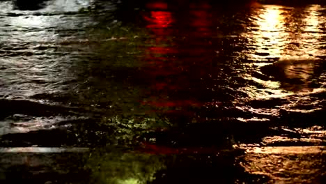 Calle-de-inundación-en-la-lluvia-de-la-noche-caen-con-motos-y-coches-como-fondo