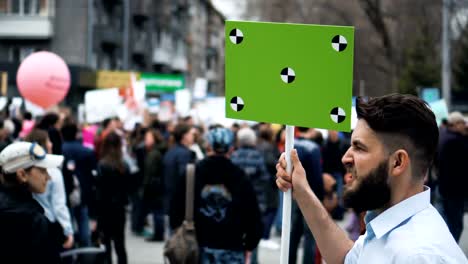 Europäische-Menschen-bei-Demonstration.-Mann-mit-einem-Banner-schreien-in-ein-Mundstück.