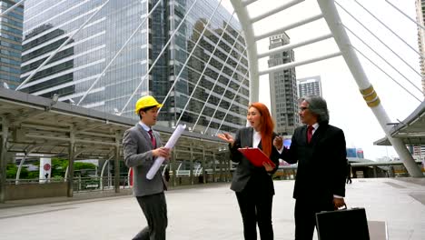 Business-man-and-woman-discussing-about-their-work