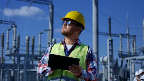 Trabajador-eléctrico-en-una-tablet-fuera-de