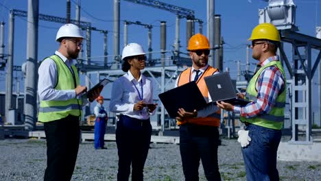 Vier-elektrische-mit-einem-Treffen-außerhalb