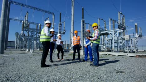 Un-grupo-de-trabajadores-de-la-electricidad