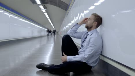 Verzweifelte-traurige-Jungunternehmer-emotionalen-Schmerz-Trauer-und-Tiefe-Depression-allein-sitzen-in-Tunnel-u-Bahn-Stress-Lebensstil-Arbeit-Probleme-scheitern-Arbeitslosigkeit-psychische-Gesundheit-und-Depressionen-leiden.