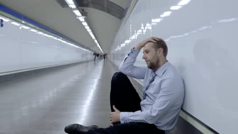 Verzweifelte-traurige-Jungunternehmer-emotionalen-Schmerz-Trauer-und-Tiefe-Depression-allein-sitzen-in-Tunnel-u-Bahn-Stress-Lebensstil-Arbeit-Probleme-scheitern-Arbeitslosigkeit-psychische-Gesundheit-und-Depressionen-leiden.