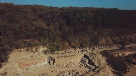 Blick-auf-den-Sand-Steinbruch-mit-dem-Wald.