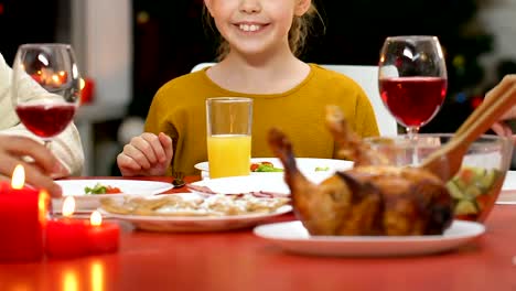 Eltern-und-Kindererziehung-Toast-am-Weihnachtsessen,-Wünsche,-Glück-und-Gesundheit