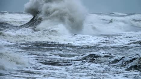 Alta-ola-rompiendo-en-las-rocas-de-la-costa.-Muy-gran-ola-aplastante-Costa,-gran-ola-hermoso-océano.-Movimiento-súper-lento.