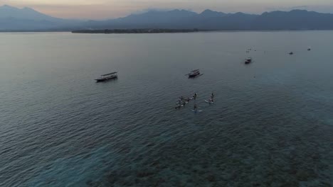 Clase-de-Yoga-amanecer-en-Stand-Up-Paddle-Boards-en-el-océano-de-la-calma