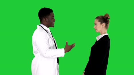 Arzt-sagt-gute-Nachricht-an-einen-Patienten-auf-einem-Green-Screen,-Chroma-Key