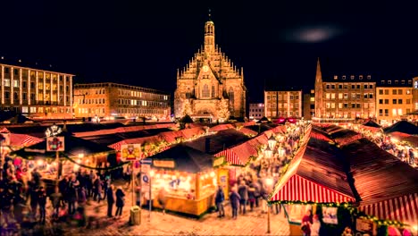 Nürnberger-Weihnachtsmarkt-(Christkindlesmarkt).-Nacht-Zeitraffer.-Zoom-Effekt