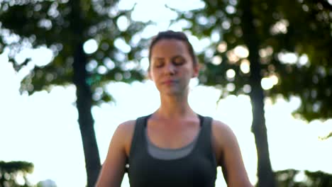 Schöne-Frau-üben-spirituellen-Yoga-Übung-in-Lotus-pose