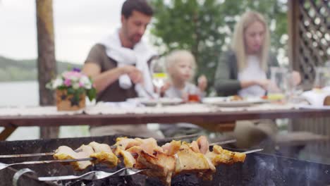 Familie-genießt-Barbequed