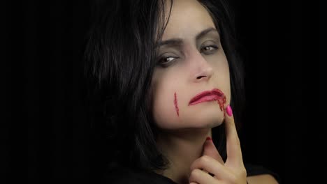 Vampir-Halloween-Make-up.-Frau-Porträt-mit-Blut-auf-ihrem-Gesicht.