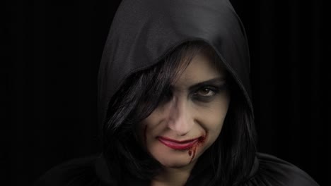 Vampir-Halloween-Make-up.-Frau-Porträt-mit-Blut-auf-ihrem-Gesicht.