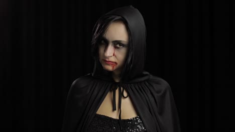 Vampir-Halloween-Make-up.-Frau-Porträt-mit-Blut-auf-ihrem-Gesicht.